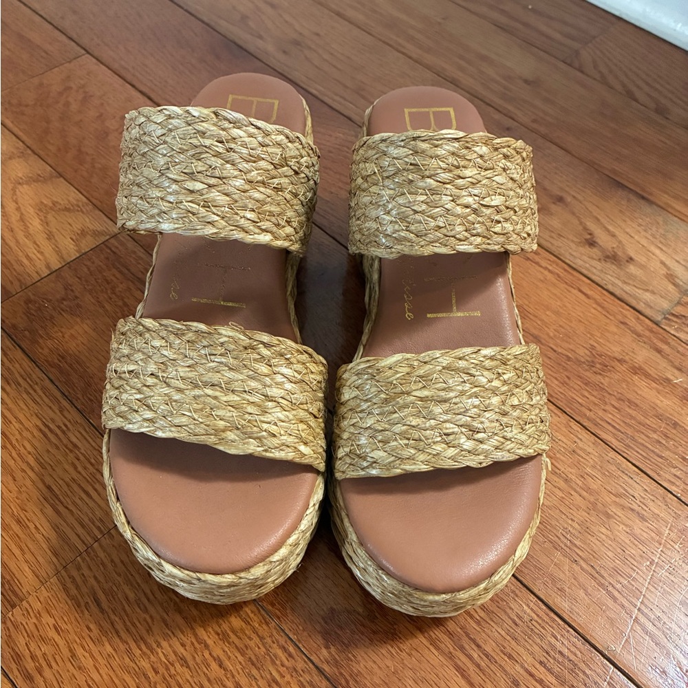 MATISSE NWOB Women's Tan Woven Sandals 6